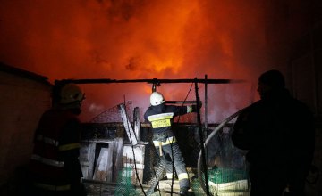 В Днепре произошел масштабный пожар в частном секторе: сгорел дом и все постройки (ФОТО, ВИДЕО)