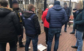 В Киеве задержали группу лиц за вымогательство от пострадавших в строительной афере 50 тыс. долларов