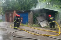 У Дніпрі на проспекті Богдана Хмельницького загорілися гаражі (ФОТО)