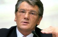 Виктор Ющенко осматривает линию производства аккумуляторов «Веста»
