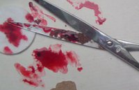 В Кривом Роге во время застолья мужчина чуть не убил ножницами свою собутыльницу