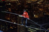В Чикаго мужчина прошел по тросу между небоскребами (ФОТО, ВИДЕО)