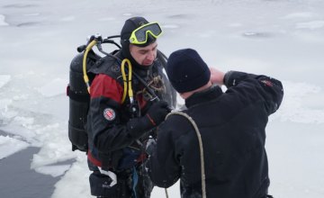 В Днепре искали тело утопленника: мужчина провалился под лед в 5 м от причала (ФОТО, ВИДЕО)