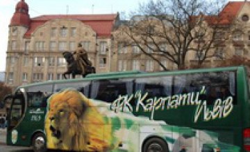 Неизвестные сожгли 4 клубных автобуса львовских «Карпат»