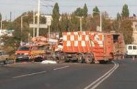 В Одессе мусоровоз раздавил автовышку: есть жертвы
