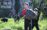 У Дніпрі містяни влаштували суботник у Шевченківському районі задля підтримки чистоти біля своїх осель