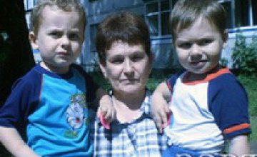 55-летняя жительница Павлограда родила для дочери двойняшек