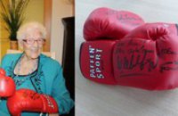 Братья Кличко подарили своей поклоннице на 106-летие боксерские рукавички 
