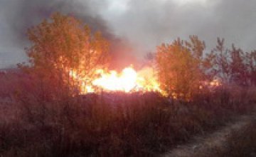  В Днепропетровской области спасатели вторые сутки тушат горящую свалку