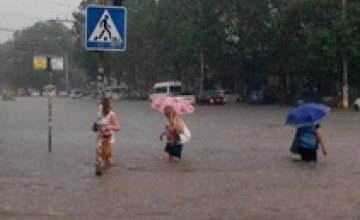 Сильный ливень затопил Симферополь (ВИДЕО)
