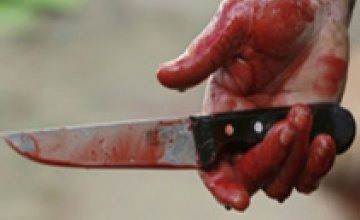 В Никополе неизвестный исполосовал ножом беременную женщину