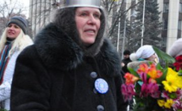 В Днепропетровске возле облгосадминистрации митингующих женщин с кастрюлями на голове встретили цветами