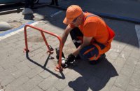 Дніпро звільняє вулиці: понад три десятки незаконних паркувальних блокаторів примусово прибрано з початку року