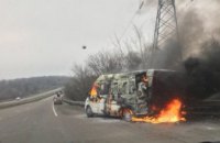 Под Днепром на трассе дотла сгорел микроавтобус (ФОТО)