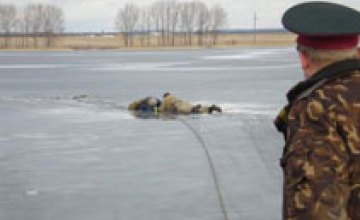 Днепропетровские рыбаки игнорируют предостережения МЧС и выходят на тонкий лед