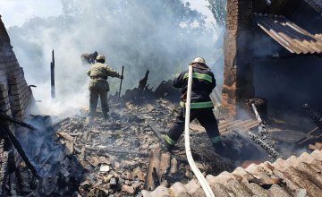 В Криворожском районе горел жилой дом: огонь уничтожил крышу (ФОТО)