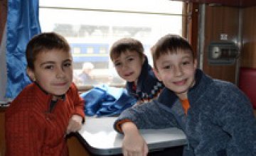 Из Днепропетровска в Польшу отправилась первая группа детей-беженцев с востока Украины 