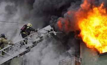 В Днепре во время ликвидации пожара спасены четыре человека (ВИДЕО)