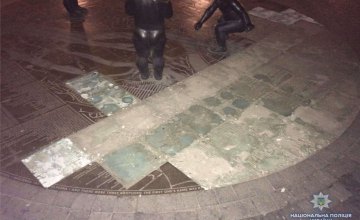 В Киеве супруги украли бронзовые фрагменты памятника