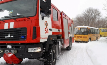 Под Днепром в снежном сугробе застрял автобус (ВИДЕО)