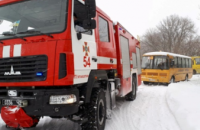 Под Днепром в снежном сугробе застрял автобус (ВИДЕО)