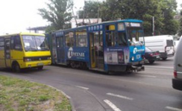 Во Львове грузовик столкнул с рельс трамвай