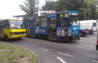 Во Львове грузовик столкнул с рельс трамвай