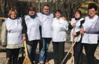 В Чистый четверг активисты партии «За життя» провели уборку на детской площадке в парке Шевченко (ФОТО)
