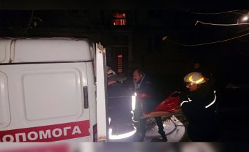 В Каменском при пожаре в квартире спасатели вынесли из огня мужчину