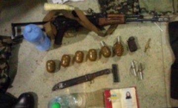 Полиция нашла дома у жительницы Днепропетровска наркотики и арсенал оружия