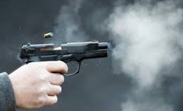 Полиция разыскивает причастных к стрельбе в Першотравенске: четверо мужчин получили ранения