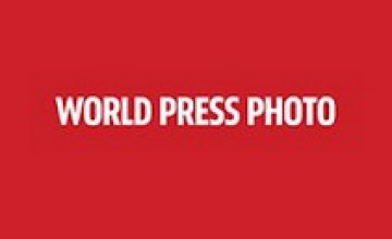 Престижную премию World Press Photo вручили за фотографию беженцев с ребенком (ФОТО)