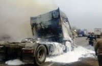 На трассе под Днепропетровском загорелся грузовик