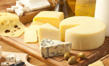 Медики назвали уникальное свойство сыра