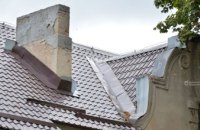 Оновлення покрівлі всього за три дні: у Дніпрі відремонтували дах будинку після обстрілів