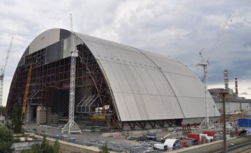Над чернобыльским реактором начали установку арочного саркофага