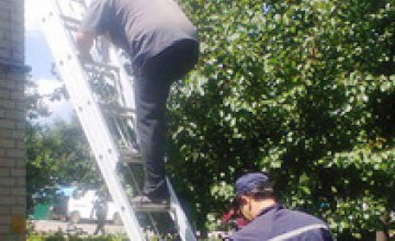 В Днепропетровской области спасатели сняли с крыши дома мужчину, которому стало плохо во время ремонта