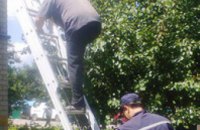 В Днепропетровской области спасатели сняли с крыши дома мужчину, которому стало плохо во время ремонта
