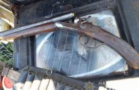 Граната з запалом та обріз мисливської рушниці: поліцейські викрили 48-річного жителя Новомосковського району у зберіганні зброї 