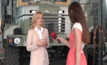 Нардепы Татьяна Донец и Денис Дзензерский подарили силовикам два бронированных грузовика