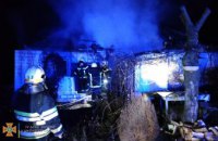 В Петриковской ОТГ ночью горел частный дом: без жертв не обошлось (ВИДЕО)