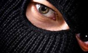 В Тоннельной балке грабитель в маске украл у женщины мобильный и ключи от дома
