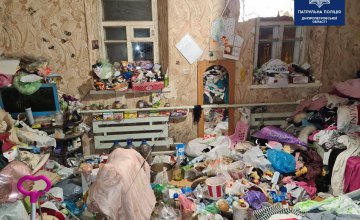 В Днепре четверо детей живут в куче мусора