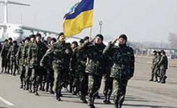 Ющенко заставит солдат маршировать «национальным» строевым шагом