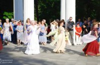 Класична музика, вишукані сукні: учасники «Університету третього віку» долучилися до літнього балу 