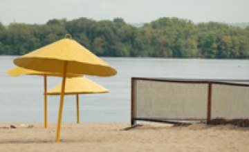 Днепропетровские коммунальщики закупили «золотой песок» для пляжа