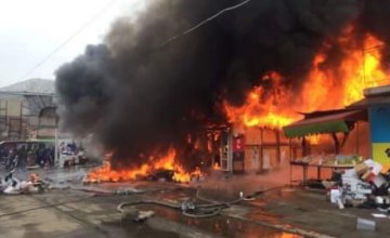 В Днепре киоск с шаурмой стал причиной масштабного пожара в центральной части города (ФОТО)
