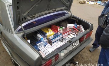 На Днепропетровщине продавали контрафактные сигареты из багажника авто