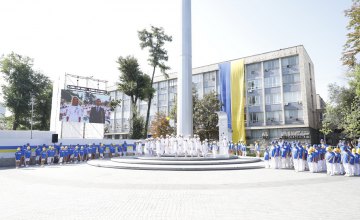 Телемост со столицей, патриотический флешмоб, вручение государственных наград: Днепр отмечает День Независимости Украины