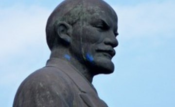 В Днепропетровске неизвестные снесли памятник Ленину на центральной площади города